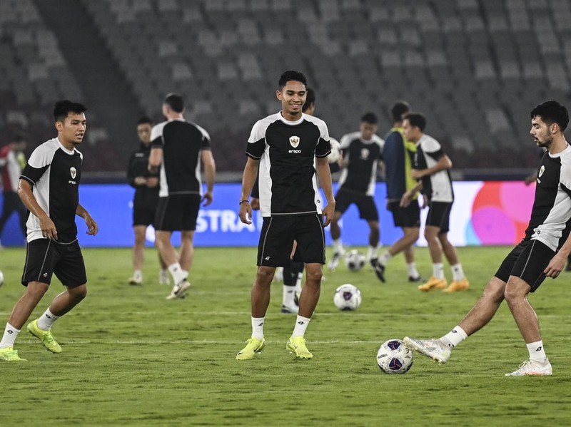 Sejumlah pesepak bola Timnas Indonesia melakukan pemanasan saat menjalani sesi latihan resmi di Stadion Utama Gelora Bung Karno, Senayan, Jakarta, Kamis (14/11/2024). Latihan resmi tersebut merupakan persiapan Timnas Indonesia melawan Timnas Jepang dalam laga Grup C Babak Ketiga Kualifikasi Piala Dunia 2026 pada Jumat (15/11). ANTARA FOTO/Aprillio Akbar/rwa.