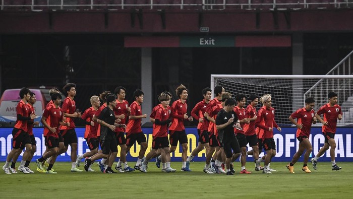 Latihan resmi Timnas Jepang Pesepak bola Timnas Jepang berlari saat menjalani sesi latihan resmi di Stadion Utama Gelora Bung Karno, Senayan, Jakarta, Kamis (14/11/2024). Latihan resmi tersebut merupakan persiapan Timnas Jepang yang bertanding melawan Timnas Indonesia dalam laga Grup C Babak Ketiga Kualifikasi Piala Dunia 2026 pada Jumat (15/11). ANTARA FOTO/Aprillio Akbar/tom.