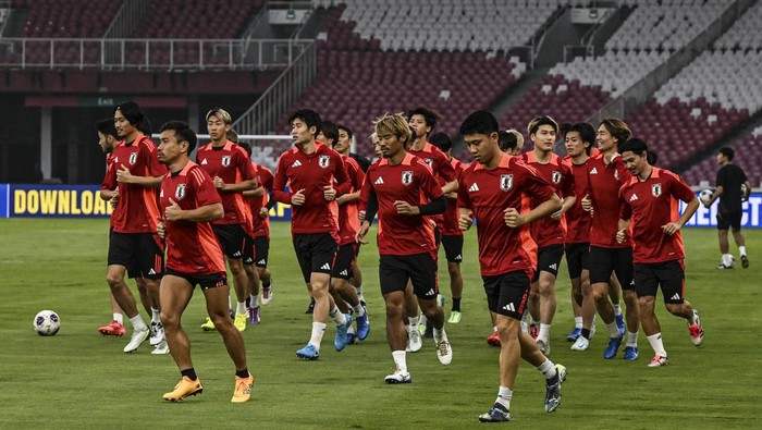 Latihan resmi Timnas Jepang Pesepak bola Timnas Jepang berlari saat menjalani sesi latihan resmi di Stadion Utama Gelora Bung Karno, Senayan, Jakarta, Kamis (14/11/2024). Latihan resmi tersebut merupakan persiapan Timnas Jepang yang bertanding melawan Timnas Indonesia dalam laga Grup C Babak Ketiga Kualifikasi Piala Dunia 2026 pada Jumat (15/11). ANTARA FOTO/Aprillio Akbar/tom.