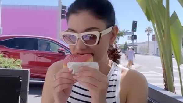 Medina Dina, Teman Dekat Gading Marten yang Hobi Ngemil Donat dan Chicken Wings