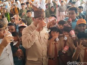 Mentan Minum Susu Bareng 10 Ribu Pelajar di Pasuruan