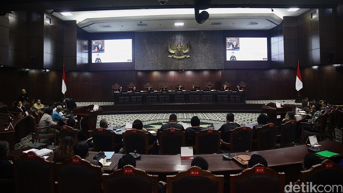 Para pemohon menyimak  putusan yang diucapkan 9 hakim konstitusi di gedung MK, Jakarta, Kamis (14/11/2024). MK membacakan 13 putusan salah satunya terkait kotak kosong Pilkada serentak.