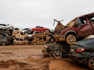 Video: Ribuan Mobil Rusak Berserakan di Valencia Akibat Banjir Bandang Video: Ribuan Mobil Rusak Berserakan di Valencia Akibat Banjir Bandang