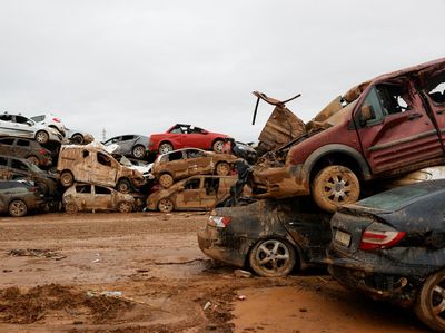 Mobil-mobil Terseret Banjir Spanyol Kini Bertumpuk Bak Rongsokan