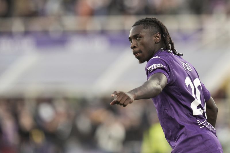 Fiorentina's Moise Kean celebrates after scoring his side's second goal during the Italian Serie A soccer match between Fiorentina and Verona, at the  Artemio Franchi Stadium in Florence, Italy, Sunday Nov. 10, 2024. (Massimo Paolone/LaPresse via AP)