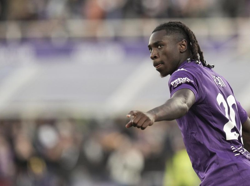 Fiorentina's Moise Kean celebrates after scoring his side's second goal during the Italian Serie A soccer match between Fiorentina and Verona, at the  Artemio Franchi Stadium in Florence, Italy, Sunday Nov. 10, 2024. (Massimo Paolone/LaPresse via AP)