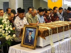 Penghormatan Terakhir UGM untuk Prof Ichlasul Amal Eks Rektor-Tokoh Reformasi Penghormatan Terakhir UGM untuk Prof Ichlasul Amal Eks Rektor-Tokoh Reformasi