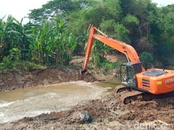 Antisipasi Banjir di Kota Cirebon, Sungai Cikalong Dikeruk
