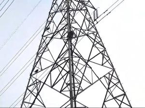 Heboh, Perempuan Panjat Tower SUTET 30 Meter di Bojonggede Bogor Heboh, Perempuan Panjat Tower SUTET 30 Meter di Bojonggede Bogor