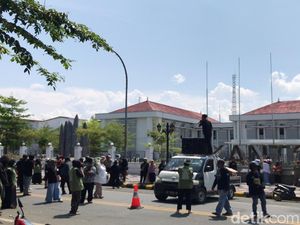 Ketua RT/RW Geruduk Balkot Palopo gegara Insentif 10 Bulan Tak Kunjung Cair Ketua RT/RW Geruduk Balkot Palopo gegara Insentif 10 Bulan Tak Kunjung Cair