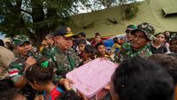 Momen Panglima TNI Serahkan Bantuan untuk Warga Terdampak Erupsi Lewotobi