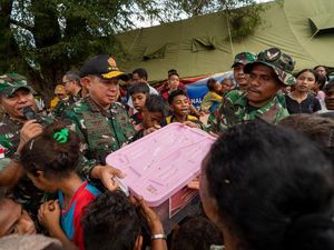 Momen Panglima TNI Serahkan Bantuan untuk Warga Terdampak Erupsi Lewotobi