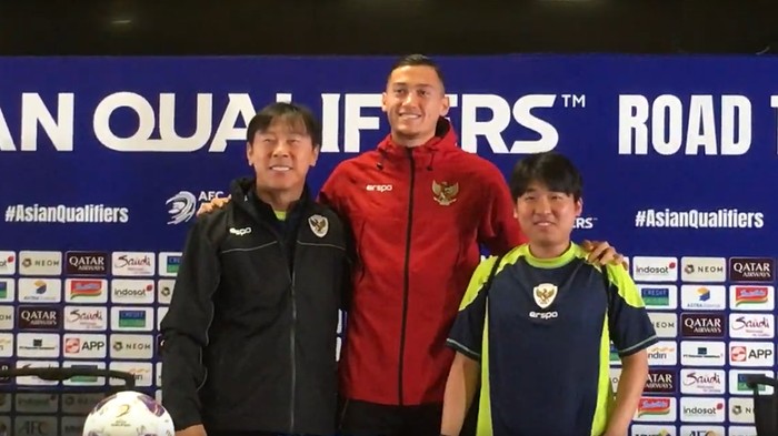 Pelatih Timnas Indonesia Shin Tae-yong berfoto bersama Kapten Timnas Indonesia Jay Idzes seusai konferensi pers pada Kamis (14/11). Shin Tae-yong tampak berjinjit menyamakan tingginya dengan Jay Idzes.