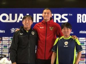 Video: Tingkah Lucu STY Sampai Jinjit saat Berfoto dengan Jay Idzes Video: Tingkah Lucu STY Sampai Jinjit saat Berfoto dengan Jay Idzes