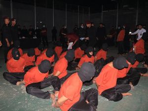 48 Napi Berbahaya dari Jatim Dipindah ke Lapas Nusakambangan 48 Napi Berbahaya dari Jatim Dipindah ke Lapas Nusakambangan