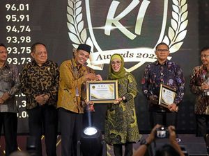 Pemkot Surabaya Raih Penghargaan Badan Publik Informatif dari KI Jatim