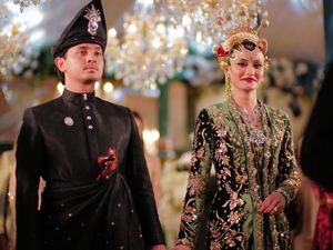Most Pop: Pangeran Malaysia Menikahi Anak Artis RI, Jalani Upacara Adat Jawa Most Pop: Pangeran Malaysia Menikahi Anak Artis RI, Jalani Upacara Adat Jawa