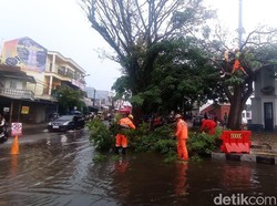 Diterjang Hujan-Angin Kencang Kompleks Dadaha Tasikmalaya Berantakan