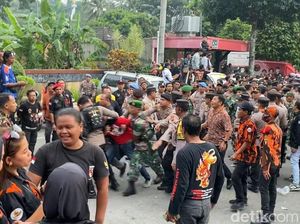 Video: Awal Mula Kericuhan-Adu Jotos Saat Debat Pilbup Banjarnegara Video: Awal Mula Kericuhan-Adu Jotos Saat Debat Pilbup Banjarnegara