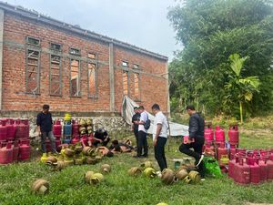 Polisi Gerebek Gudang LPG Oplosan di Jambi, 3 Pelaku Diringkus Polisi Gerebek Gudang LPG Oplosan di Jambi, 3 Pelaku Diringkus