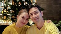 Potret Manis Darius Sinathrya Saat Makan Bareng Istri dan Anak