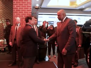 Video: Prabowo Bertemu Menhan AS, Bahas Masalah Aktual