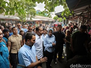 Jokowi Disambati Pedagang Saat Blusukan ke Pasar Notoharjo Solo Jokowi Disambati Pedagang Saat Blusukan ke Pasar Notoharjo Solo