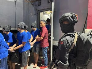 Penampakan 40 Napi Risiko Tinggi Dipindah dari Banten ke Nusakambangan