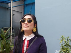 Nggak Mudah Bagi Revi Mariska Menjadi Sarjana di Usia 38 Tahun