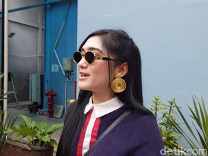 Revi Mariska Bangga Ungkap Perjuangan Jadi Sarjana pada Usia 38 Tahun Revi Mariska Bangga Ungkap Perjuangan Jadi Sarjana pada Usia 38 Tahun