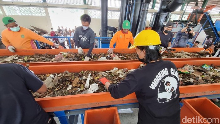 Suasana pembuatan sampah di TPST Modalan, Banguntapan, Bantul, Kamis (14/11/2024). Suasana pembuatan sampah di TPST Modalan, Banguntapan, Bantul, Kamis (14/11/2024).