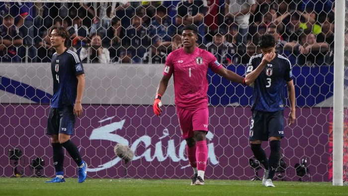 Timnas Jepang SAITAMA, JAPAN - OCTOBER 15: Zion Suzuki of Japan comforts Shogo Taniguchi of Japan for the own goal during the FIFA World Cup Asian 3rd Qualifier Group C match between Japan and Australia at Saitama Stadium on October 15, 2024 in Saitama, Japan. (Photo by Kaz Photography/Getty Images)