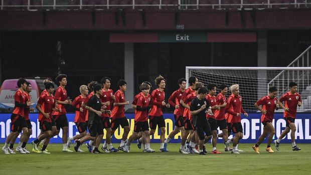 Pesepak bola Timnas Jepang berlari saat menjalani sesi latihan resmi di Stadion Utama Gelora Bung Karno, Senayan, Jakarta, Kamis (14/11/2024). Latihan resmi tersebut merupakan persiapan Timnas Jepang yang bertanding melawan Timnas Indonesia dalam laga Grup C Babak Ketiga Kualifikasi Piala Dunia 2026 pada Jumat (15/11). ANTARA FOTO/Aprillio Akbar/tom.