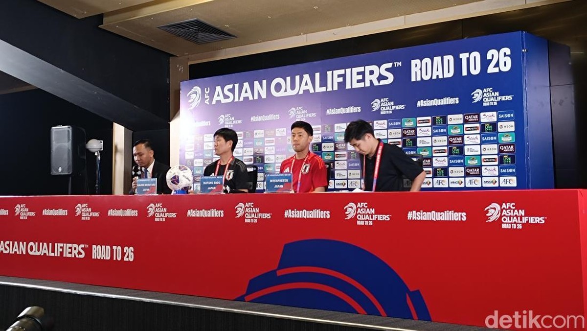 Wataru Endo, bersama Hajime Moriyasu, dalam sesi konferensi pers jelang lawan Indonesia. Foto: Muhammad Robbani/detikco