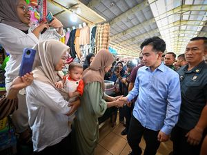 Gibran Blusukan ke Pasar Rakyat Butta Salewangang Maros di Sulsel Gibran Blusukan ke Pasar Rakyat Butta Salewangang Maros di Sulsel