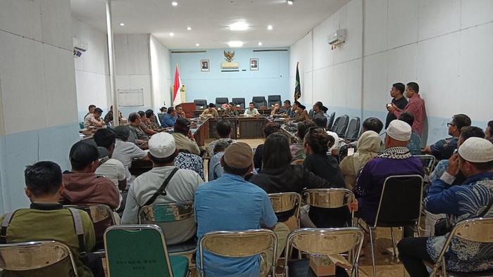 Warga Gili Meno, Lombok Utara, mengadu ke DPRD alasannya yaitu krisis air berkepanjangan, Kamis (14/11/2024). Warga Gili Meno, Lombok Utara, mengadu ke DPRD alasannya yaitu krisis air berkepanjangan, Kamis (14/11/2024).