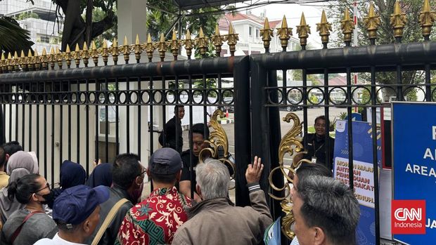 Masyarakat berbondong-bondong mendatangi posko pengaduan ‘Lapor Mas Wapres’ di Istana Wapres, Kebon Sirih, Jakarta Pusat, Kamis (14/11).