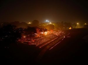 Warga New Delhi Gelar Festival Cahaya di Tengah Kepungan Polusi Tebal Warga New Delhi Gelar Festival Cahaya di Tengah Kepungan Polusi Tebal