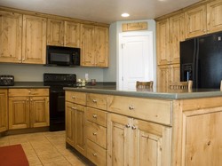 Cara Ampuh Bersihkan Lemari Dapur Bebas Debu dan Noda