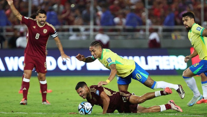MATURIN, VENEZUELA - NOVEMBER 14: Raphinha of Brazil and Miguel Navarro of Venezuela battle for the ball during the South American FIFA World Cup 2026 Qualifier match between Venezuela and Brazil at Estadio Monumental de Maturin on November 14, 2024 in Maturin, Venezuela. (Photo by Edilzon Gamez/Getty Images)