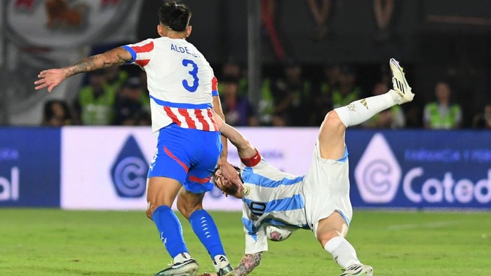 ASUNCION, PARAGUAY - NOVEMBER 14: Lionel Messi of Argentina and Omar Alderete of Paraguay battle for the ball during the South American FIFA World Cup 2026 Qualifier match between Paraguay and Argentina at Estadio Defensores del Chaco on November 14, 2024 in Asuncion, Paraguay. (Photo by Christian Alvarenga/Getty Images)
