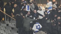 Laga tersebut sempat diwarnai dengan cemoohan terhadap lagu kebangsaan Israel serta keributan kecil yang dipicu satu fan Israel. (AP Photo/Thibault Camus) 