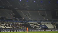 Seruan boikot terhadap duel lanjutan Grup A2 tersebut berlangsung sukses. Stadion kebanggaan Prancis yang berkapasitas 80 ribu tempat duduk, Stade de France sepi penonton. (AP Photo/Thibault Camus) 
