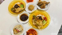 Rumah Makan Padang Tertua di Jakarta Ini Punya Menu Peranakan Nikmat