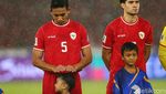 Aksi Pemain Timnas Payungi Pendamping Garuda