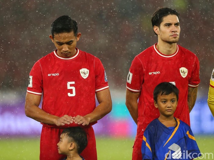 Pemain Timnas Indonesia Yakob Sayuri saat menyanyikan lagu Indonesia Raya sebelum pertandingan di SUGBK, Jakarta, Jumat (15/11/2024).