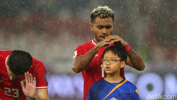 Aksi Pemain Timnas Payungi Pendamping Garuda