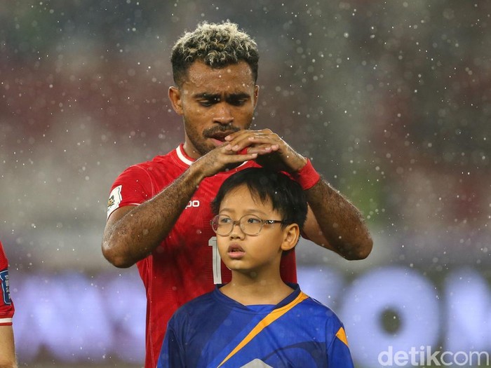 Pemain Timnas Indonesia Yakob Sayuri saat menyanyikan lagu Indonesia Raya sebelum pertandingan di SUGBK, Jakarta, Jumat (15/11/2024).