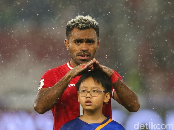 Pemain Timnas Indonesia Yakob Sayuri saat menyanyikan lagu Indonesia Raya sebelum pertandingan di SUGBK, Jakarta, Jumat (15/11/2024).