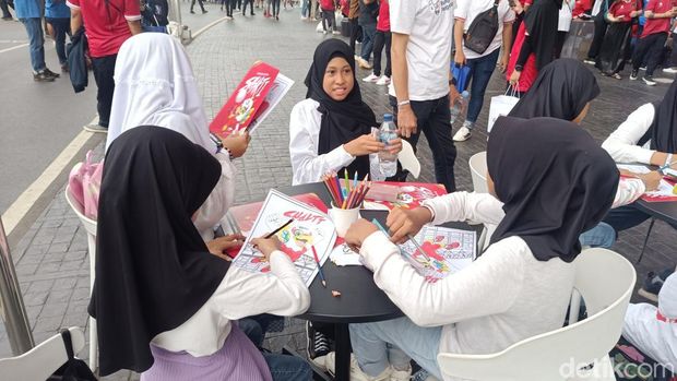 Anak-anak ikut ramaikan laga timnas Indonesia vs Jepang.